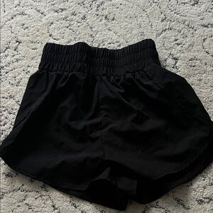 Amazon Essentials Women's High Waisted and flexible Black Shorts